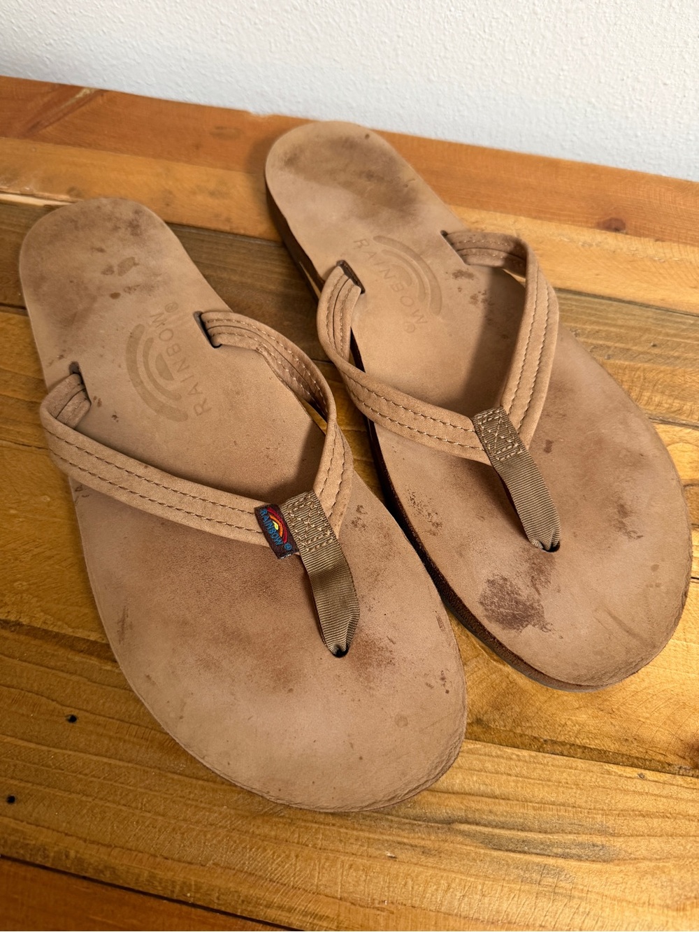Rainbow womens Flip-Flops in Tan OG rainbow 🌈 size 8 in great condition